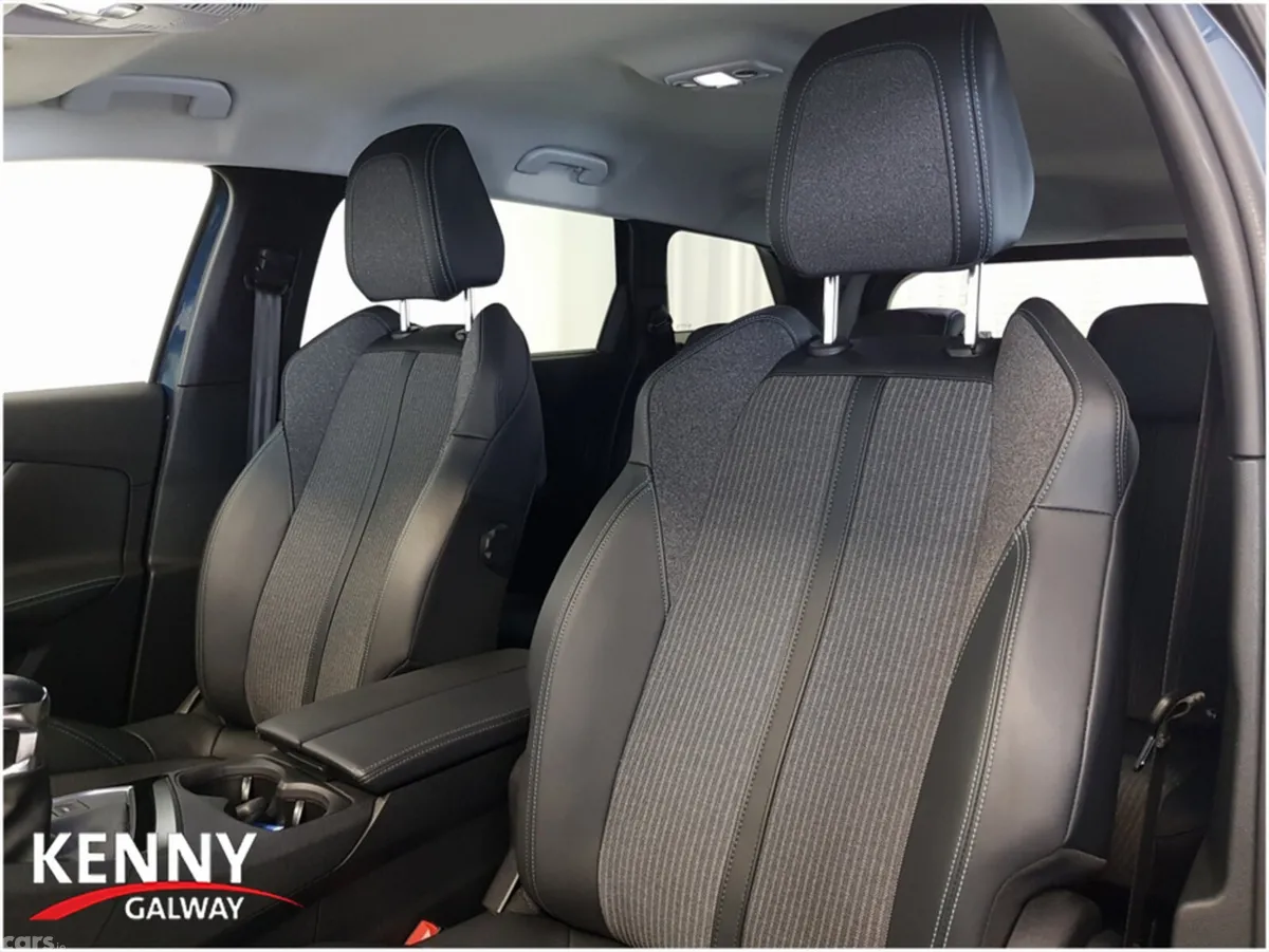 Peugeot 5008 MPV, Diesel, 2022, Blue