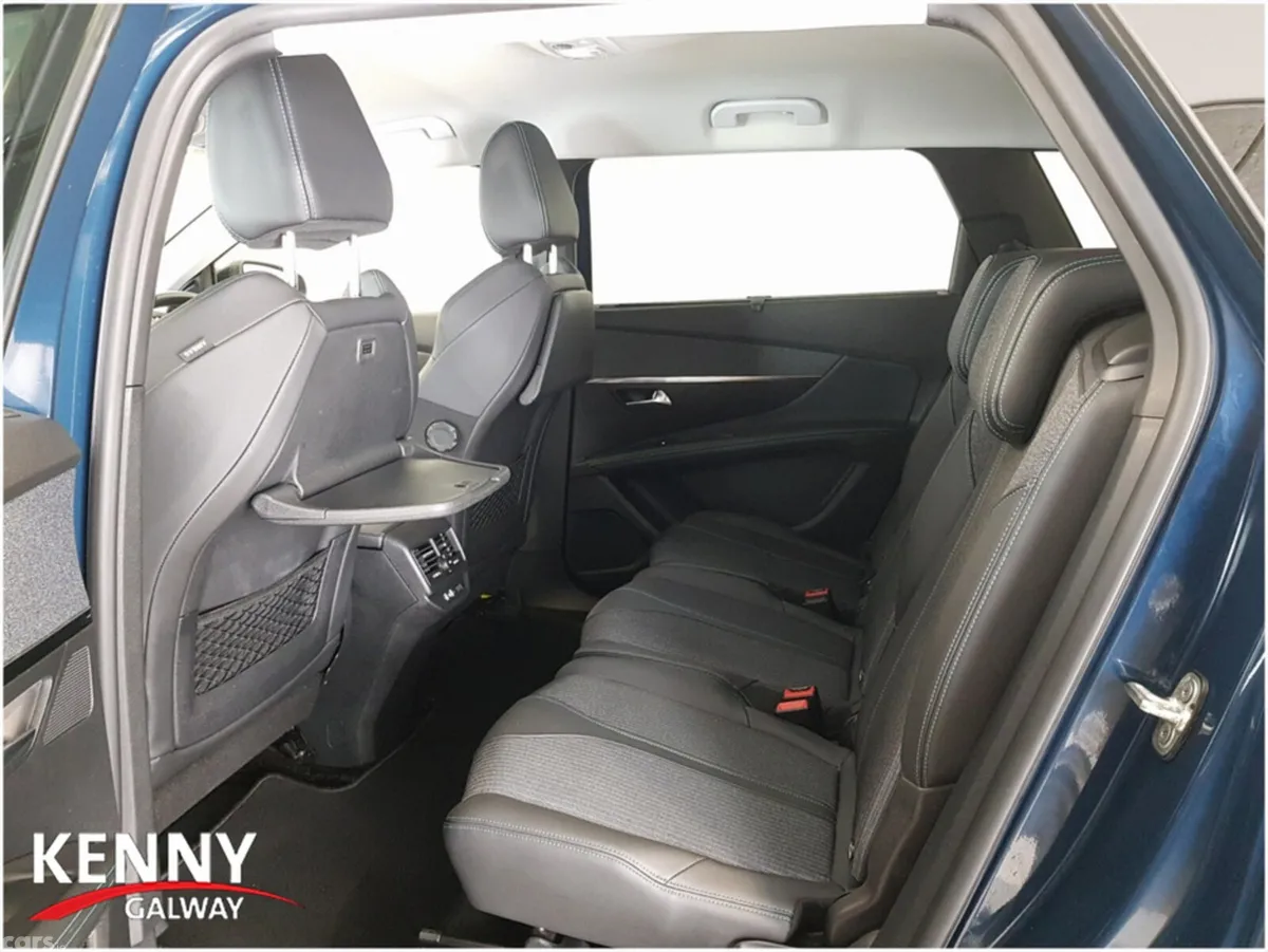 Peugeot 5008 MPV, Diesel, 2022, Blue