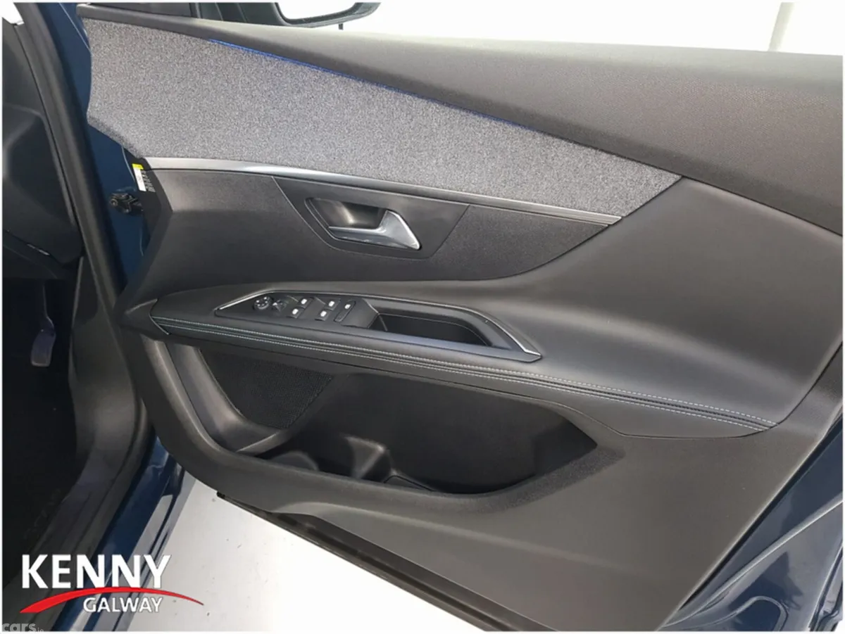 Peugeot 5008 MPV, Diesel, 2022, Blue