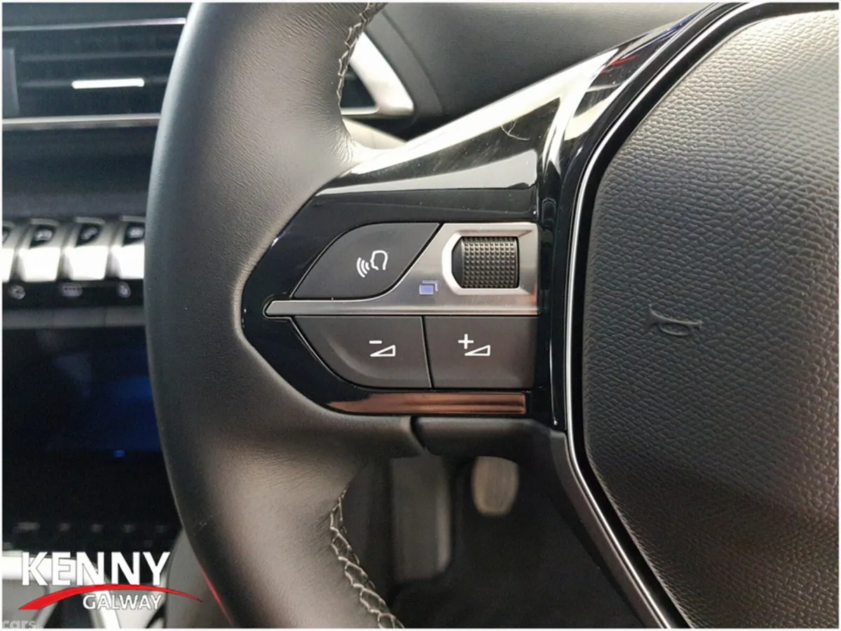 Peugeot 5008 MPV, Diesel, 2022, Blue