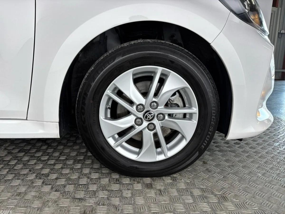 Toyota Yaris Hatchback, Petrol Hybrid, 2023, White