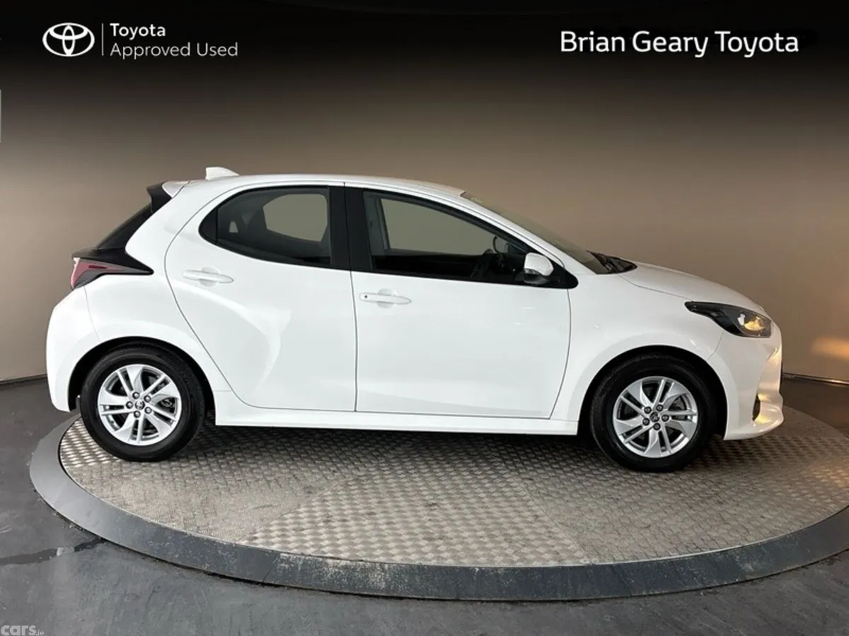 Toyota Yaris Hatchback, Petrol Hybrid, 2023, White