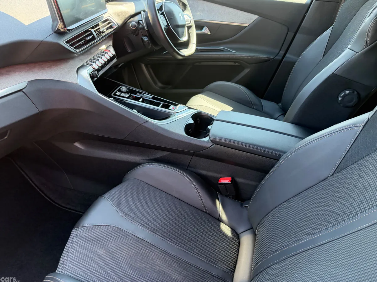 Peugeot 5008 MPV, Diesel, 2025, Black