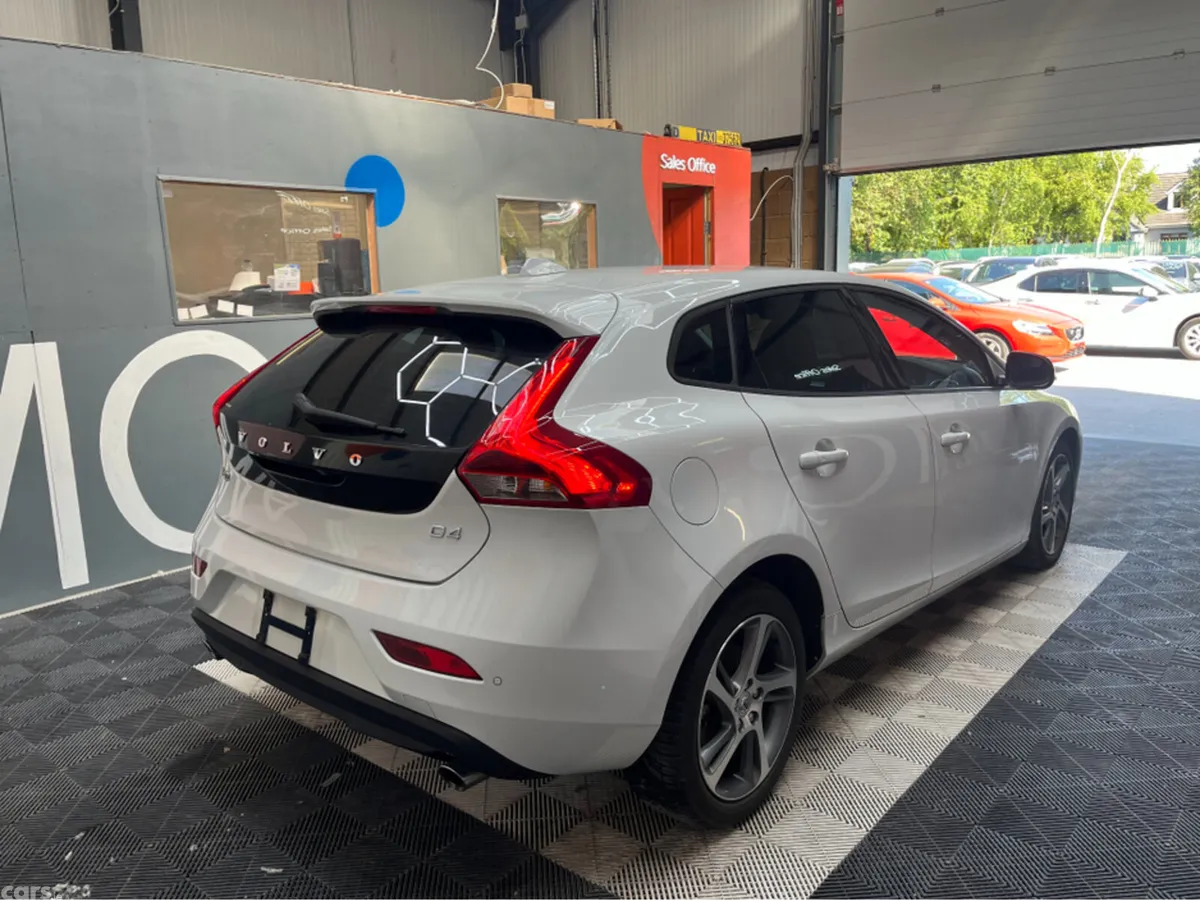 Volvo V40 Hatchback, Diesel, 2017, White