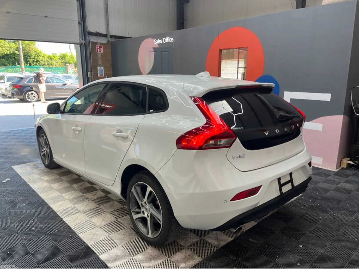 Volvo V40 Hatchback, Diesel, 2017, White