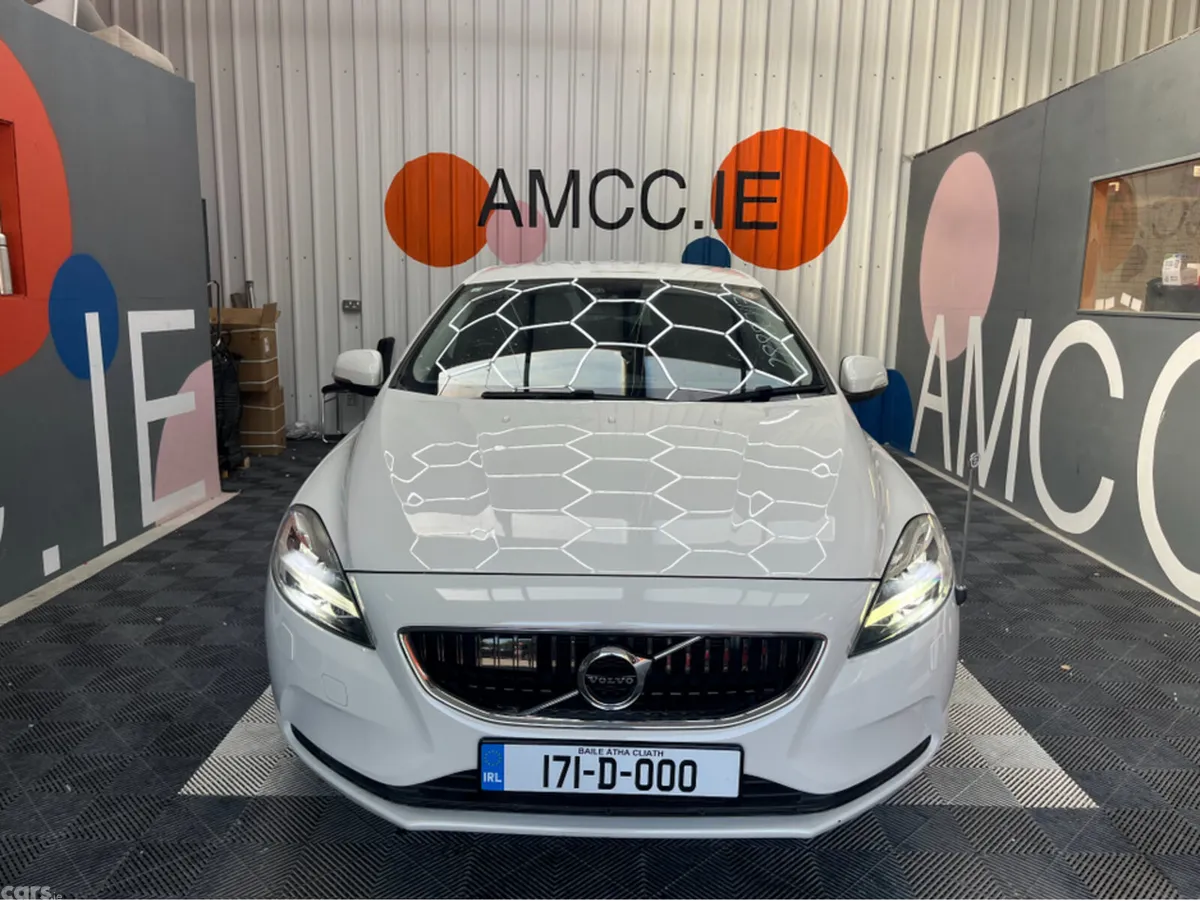Volvo V40 Hatchback, Diesel, 2017, White