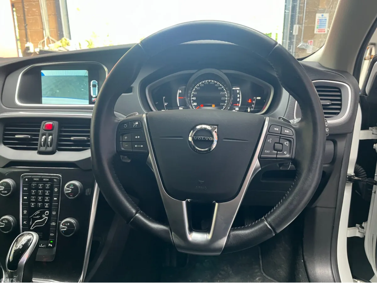 Volvo V40 Hatchback, Diesel, 2017, White