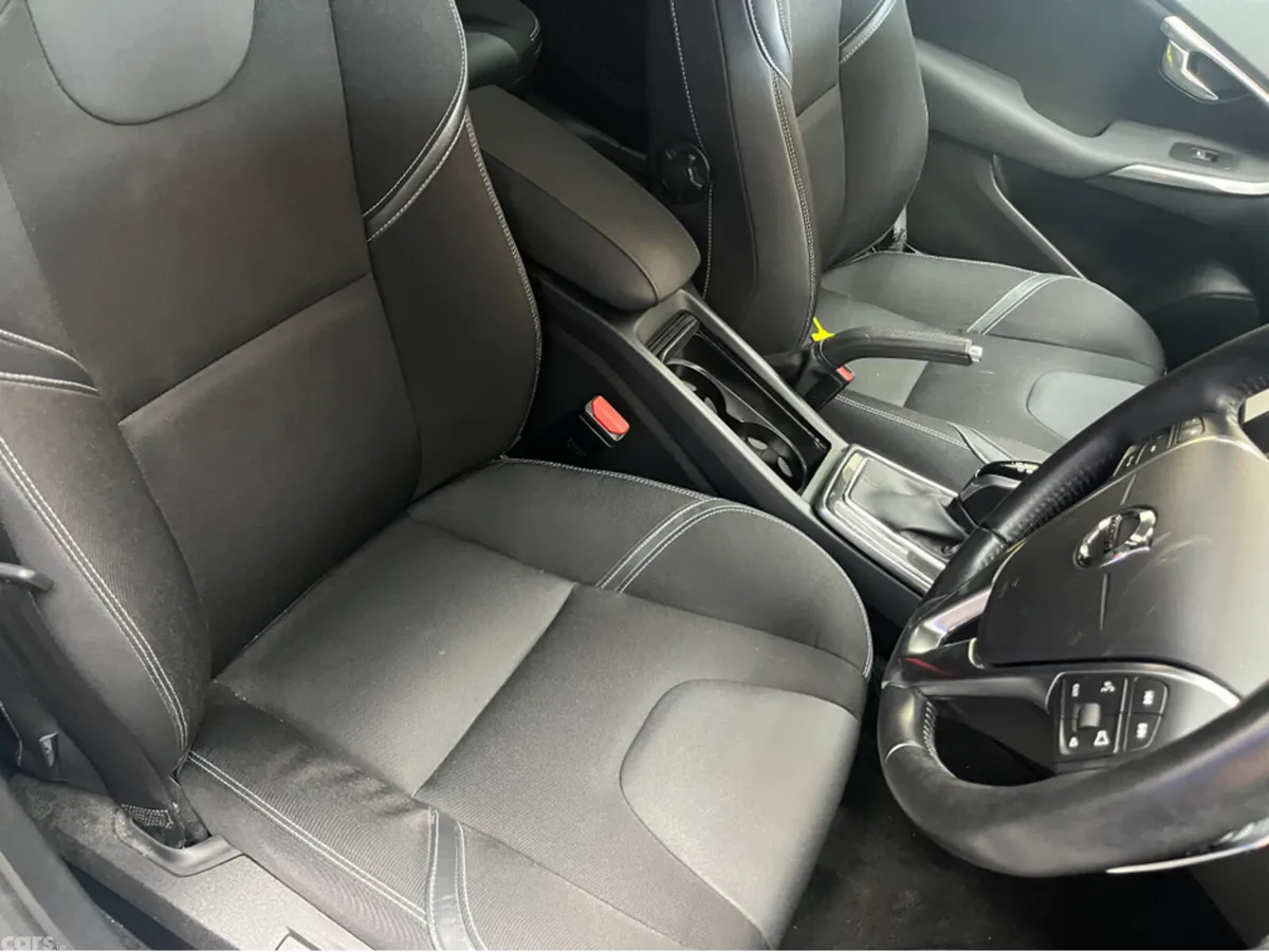Volvo V40 Hatchback, Diesel, 2017, White