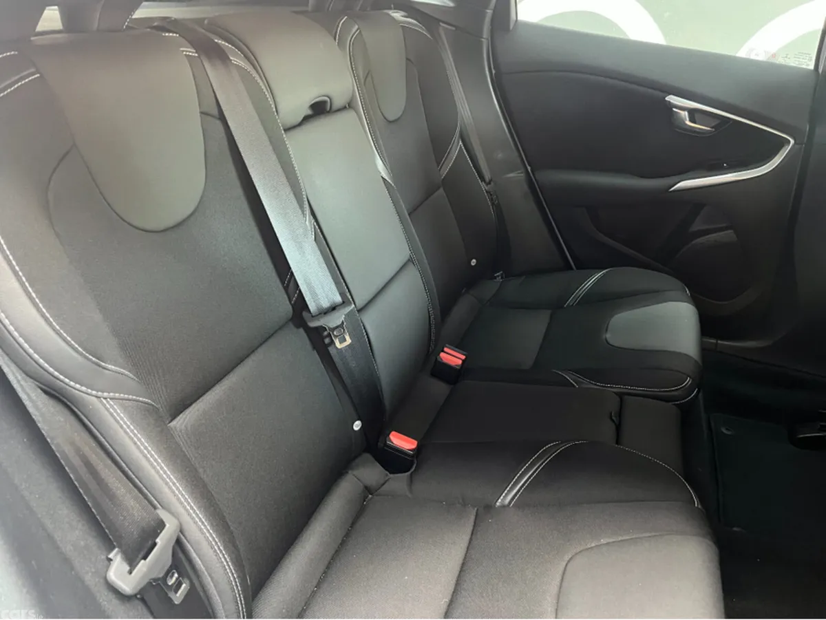 Volvo V40 Hatchback, Diesel, 2017, White