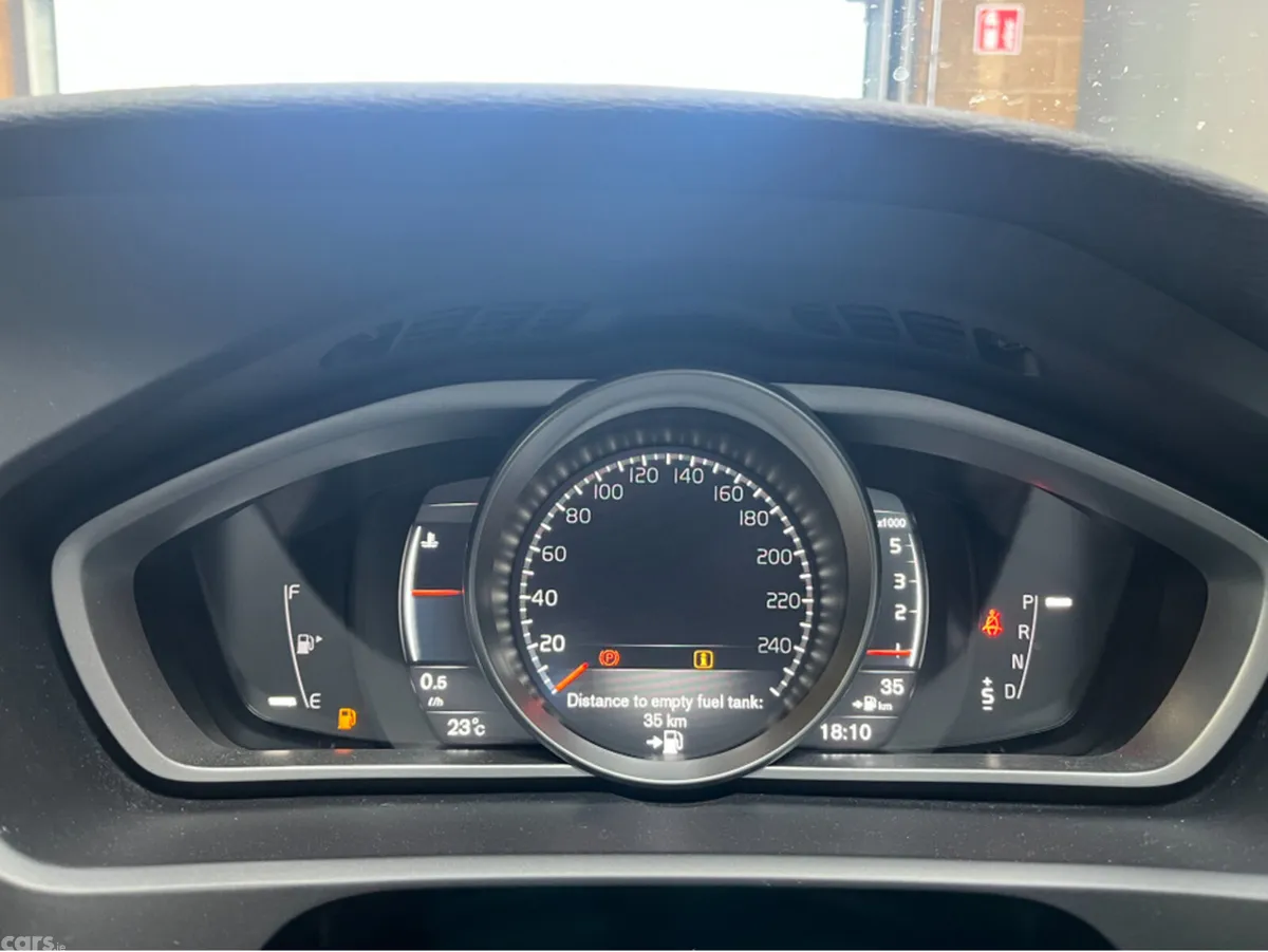 Volvo V40 Hatchback, Diesel, 2017, White