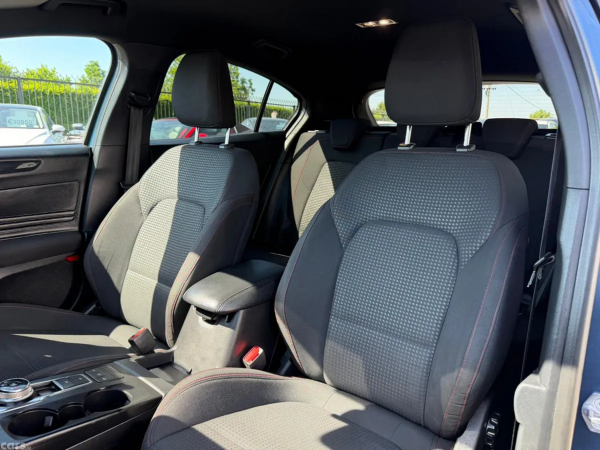 Ford Focus Hatchback, Diesel, 2020, Blue