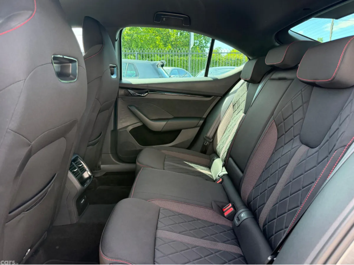 Skoda Octavia Hatchback, Diesel, 2023, Grey