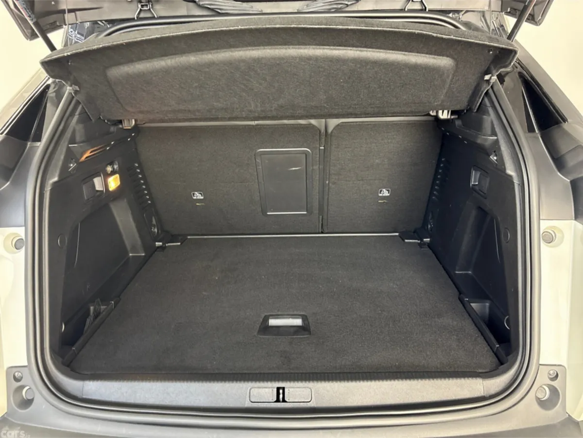 Peugeot 3008 MPV, Diesel, 2023, White
