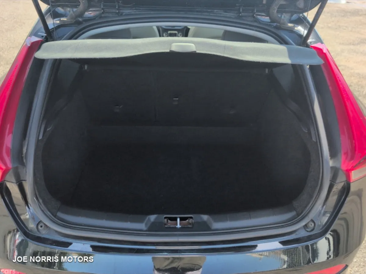 Volvo V40 Hatchback, Diesel, 2016, Black