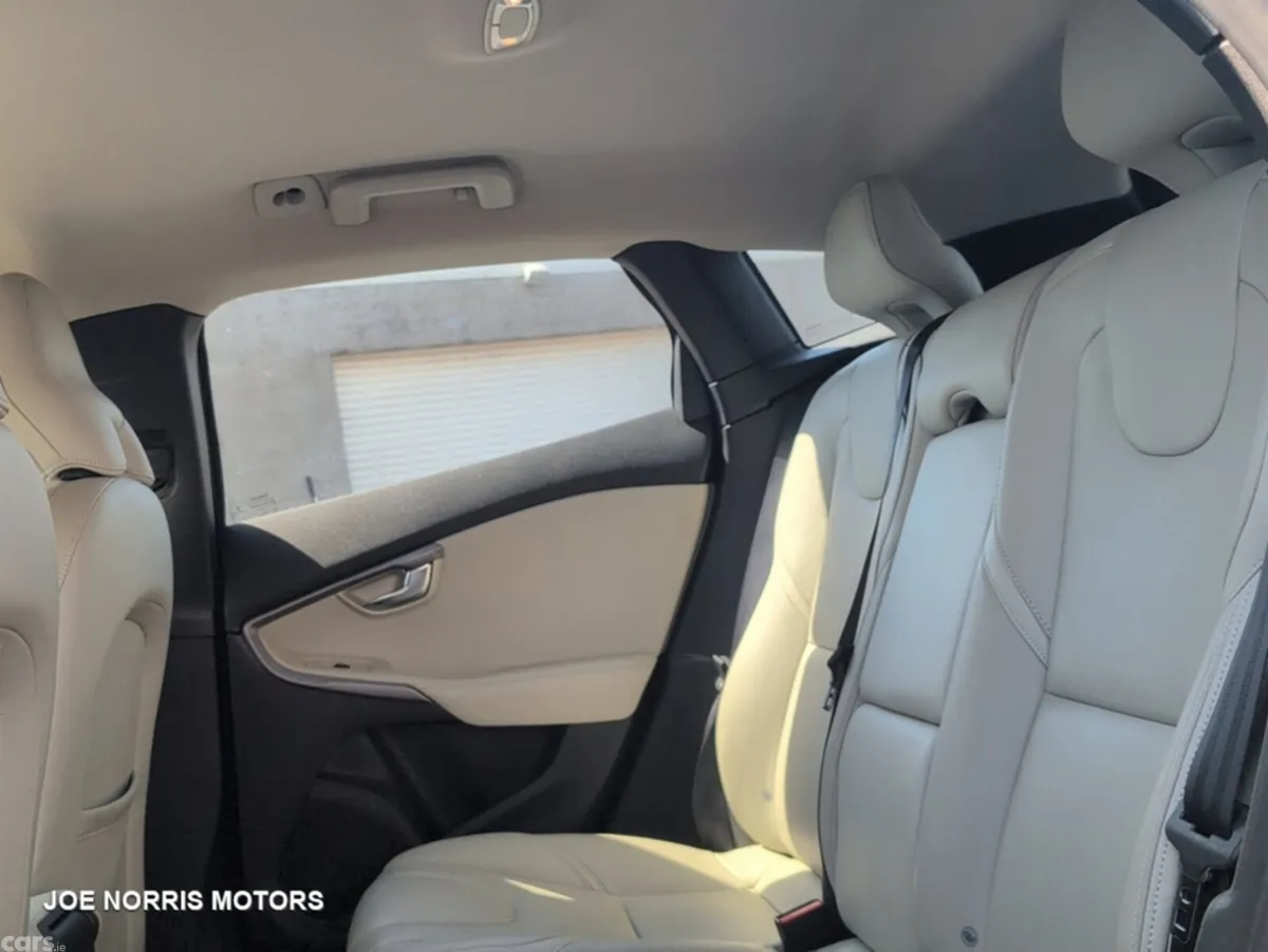 Volvo V40 Hatchback, Diesel, 2016, Black