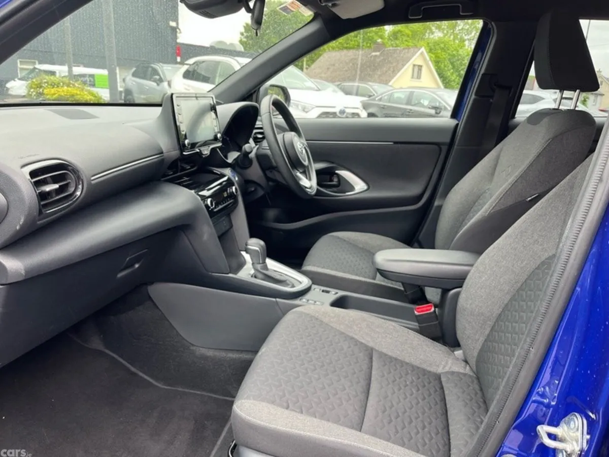 Toyota Yaris Cross Hatchback, Petrol Hybrid, 2024, Blue