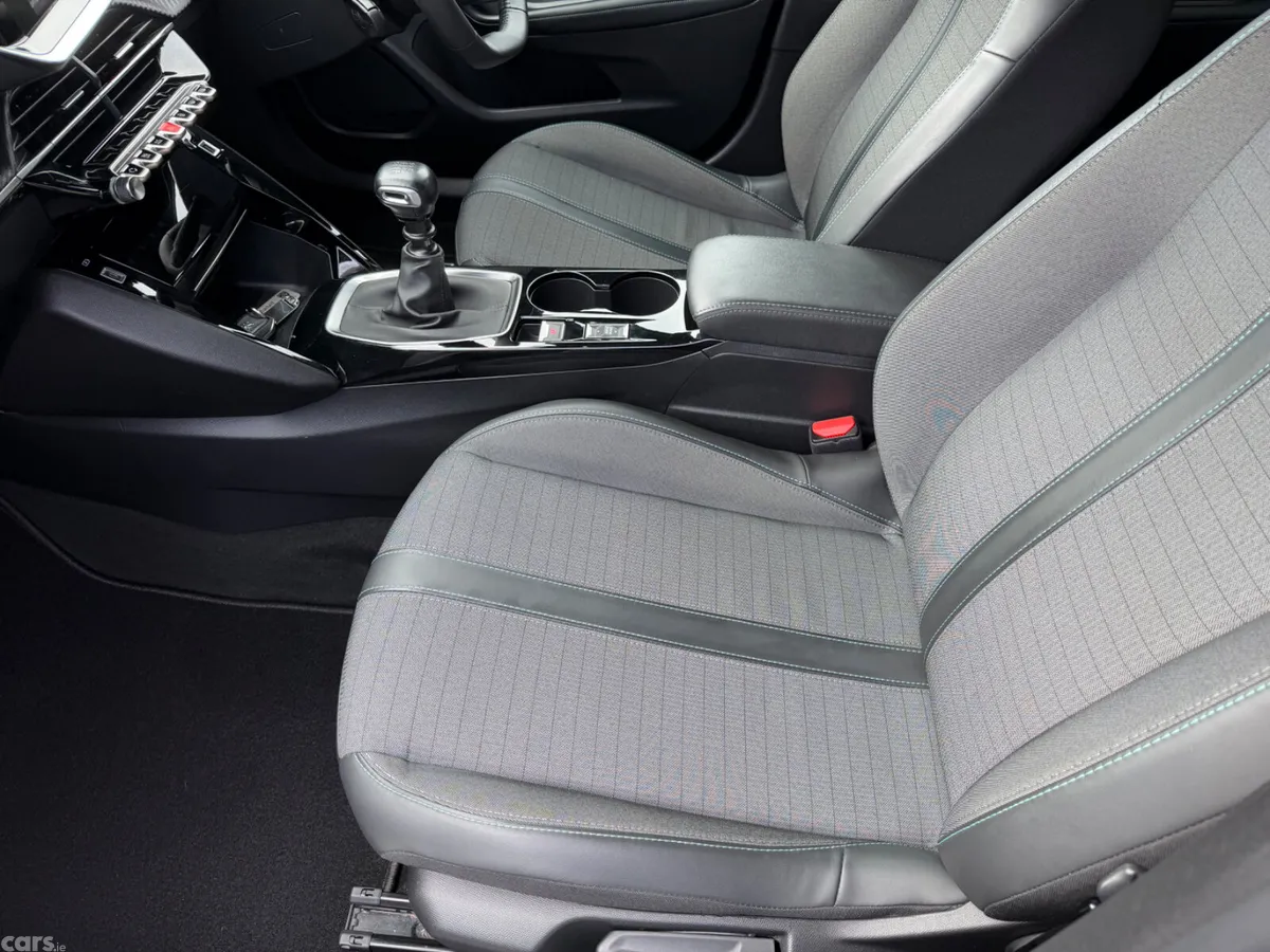 Peugeot 2008 MPV, Petrol, 2023, Black
