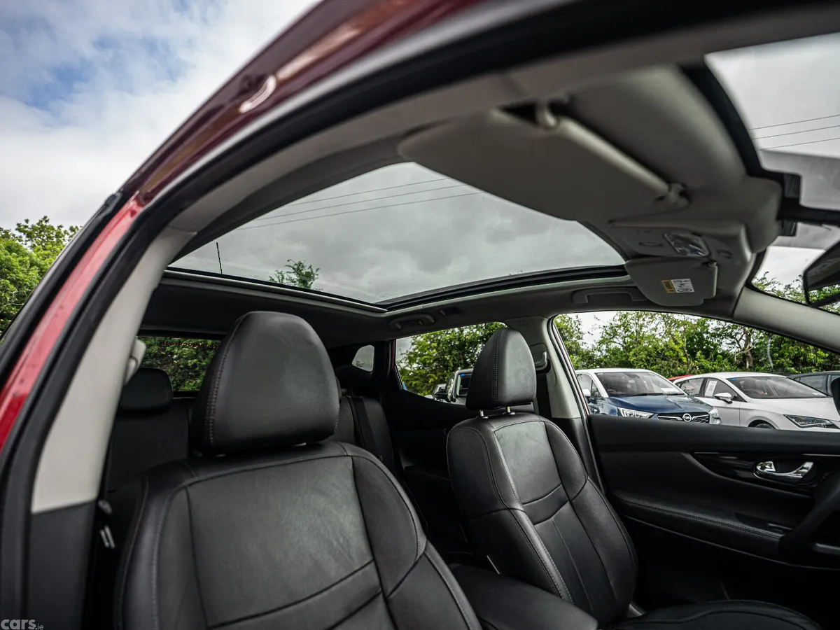Nissan Qashqai Hatchback, Petrol, 2016, Red