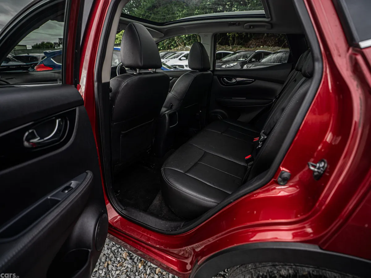 Nissan Qashqai Hatchback, Petrol, 2016, Red