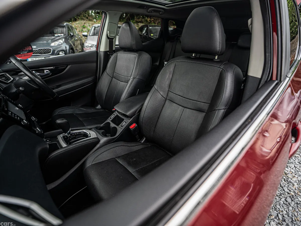 Nissan Qashqai Hatchback, Petrol, 2016, Red