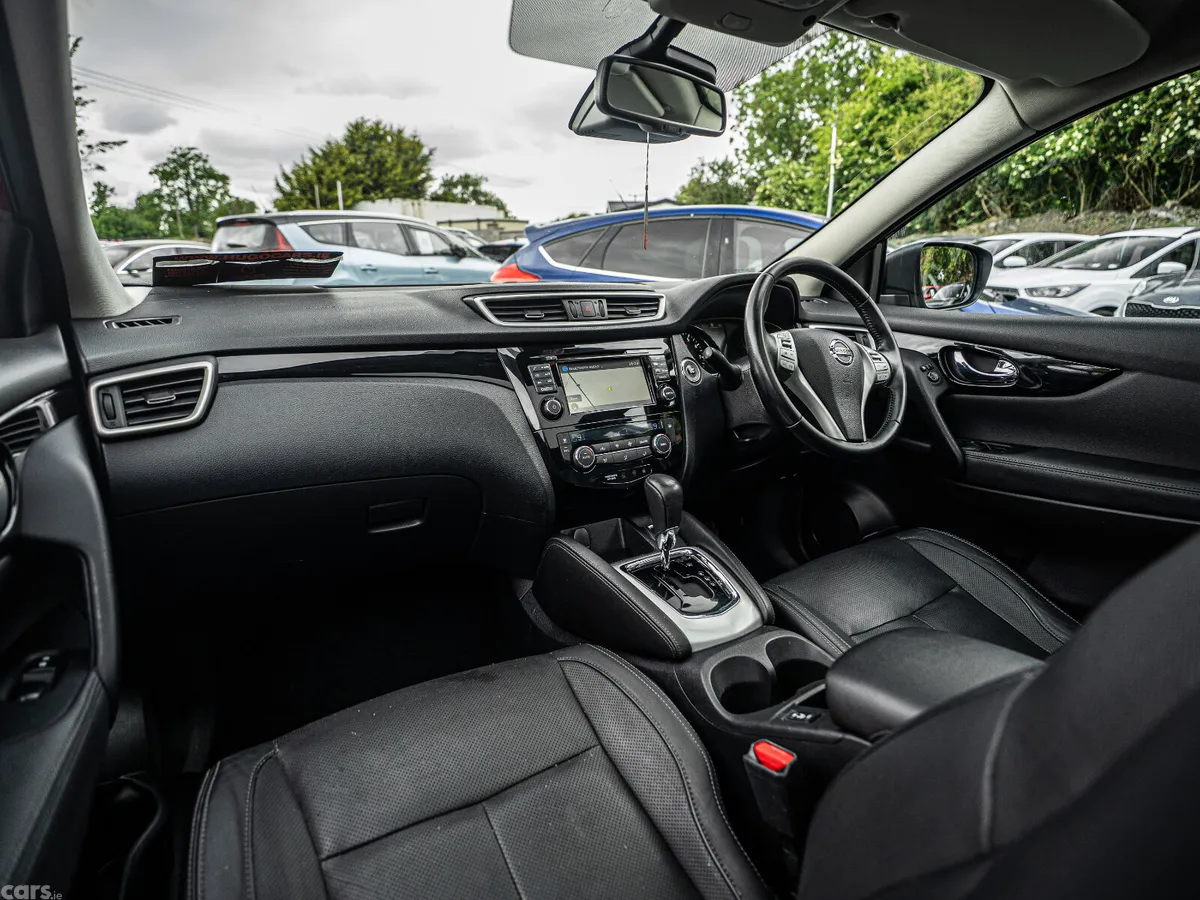 Nissan Qashqai Hatchback, Petrol, 2016, Red