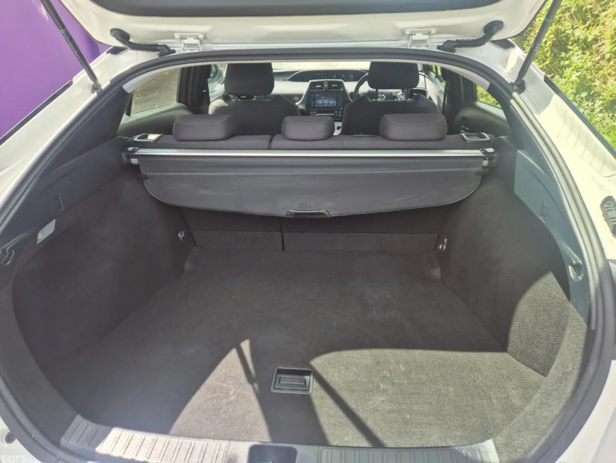 Toyota Prius Hatchback, Petrol Hybrid, 2017, White
