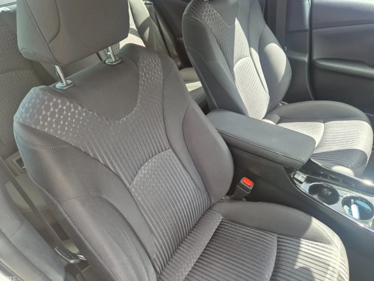 Toyota Prius Hatchback, Petrol Hybrid, 2017, White