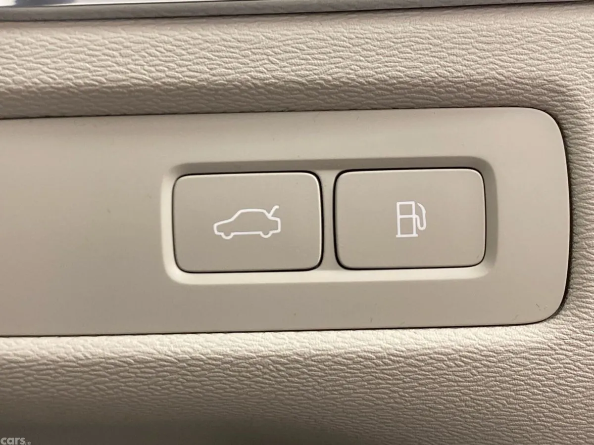 Volvo XC60 SUV, Petrol Plug-in Hybrid, 2026, Blue