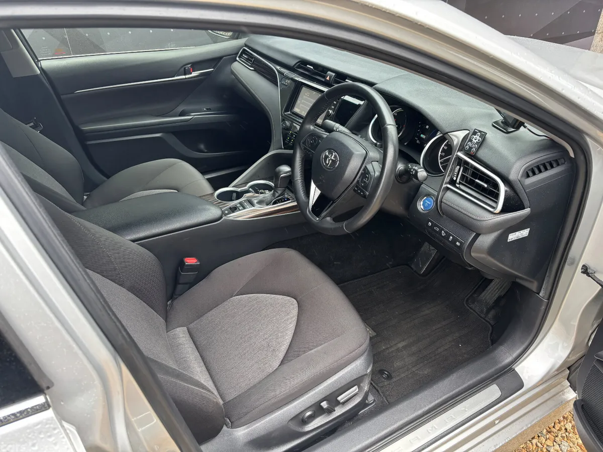 Toyota Camry Saloon, Petrol Hybrid, 2017, Silver