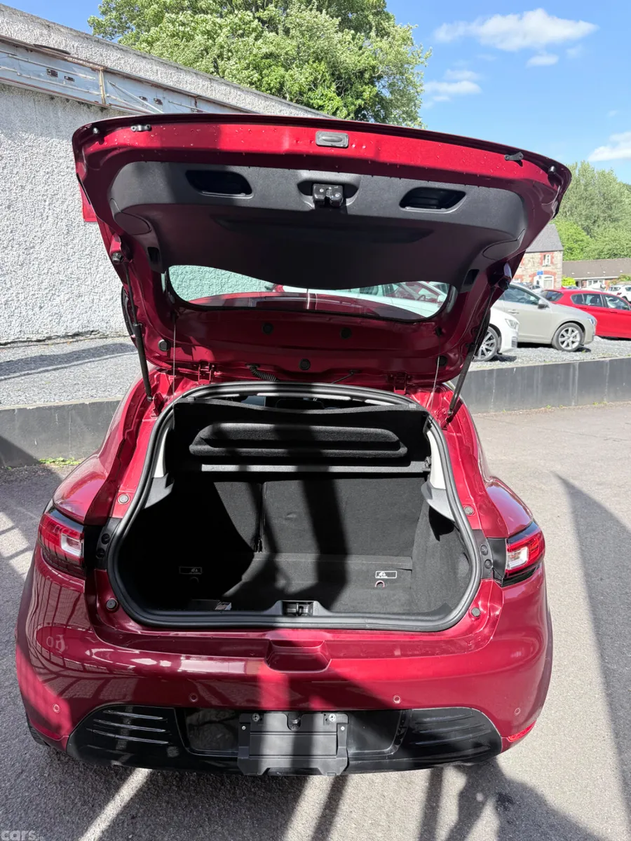 Renault Clio Hatchback, Petrol, 2017, Red