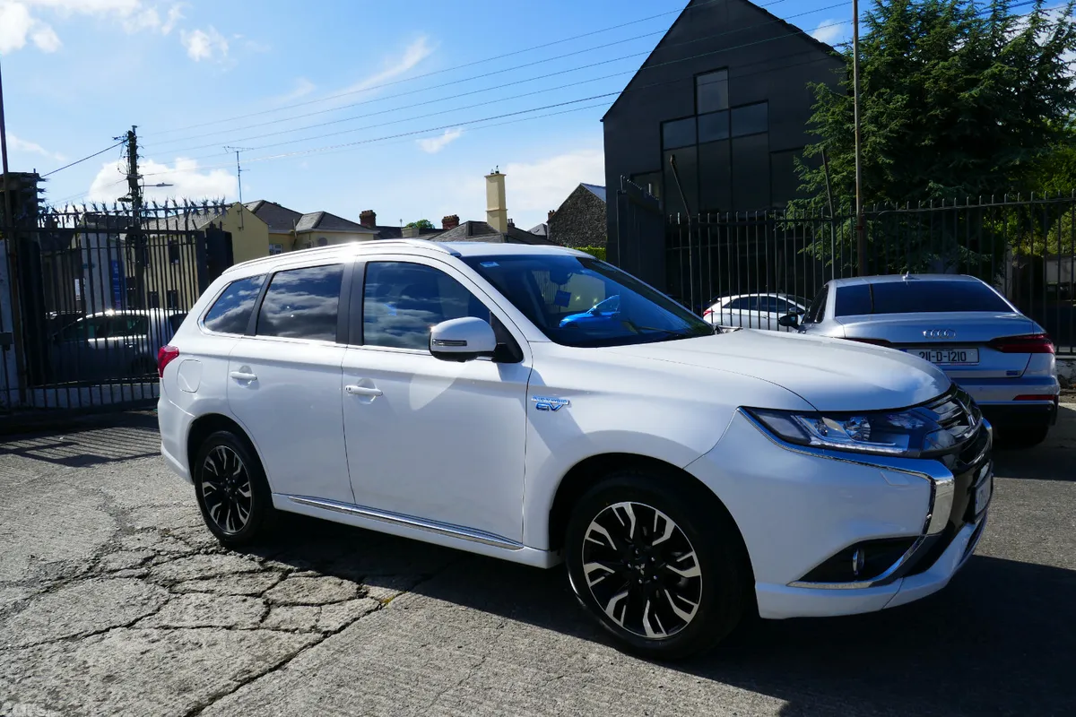 Mitsubishi Outlander SUV, Petrol Hybrid, 2017, White