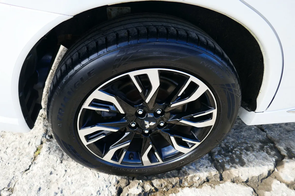 Mitsubishi Outlander SUV, Petrol Hybrid, 2017, White