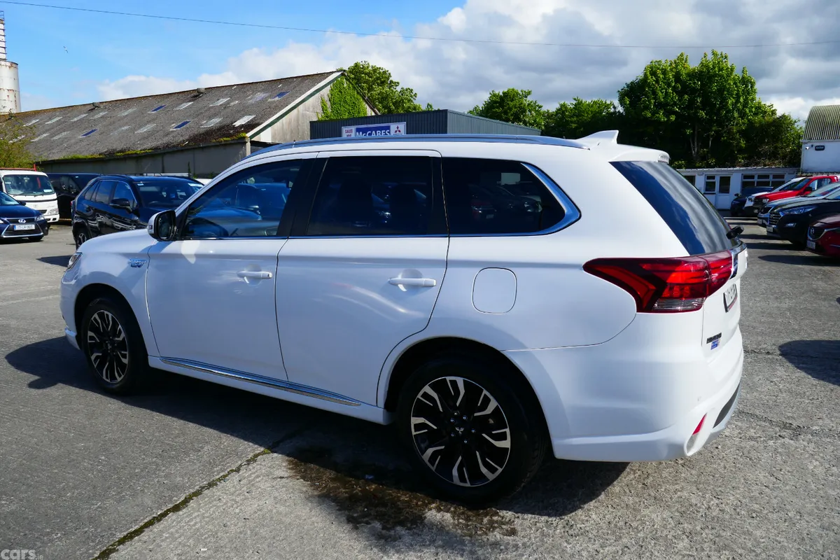 Mitsubishi Outlander SUV, Petrol Hybrid, 2017, White