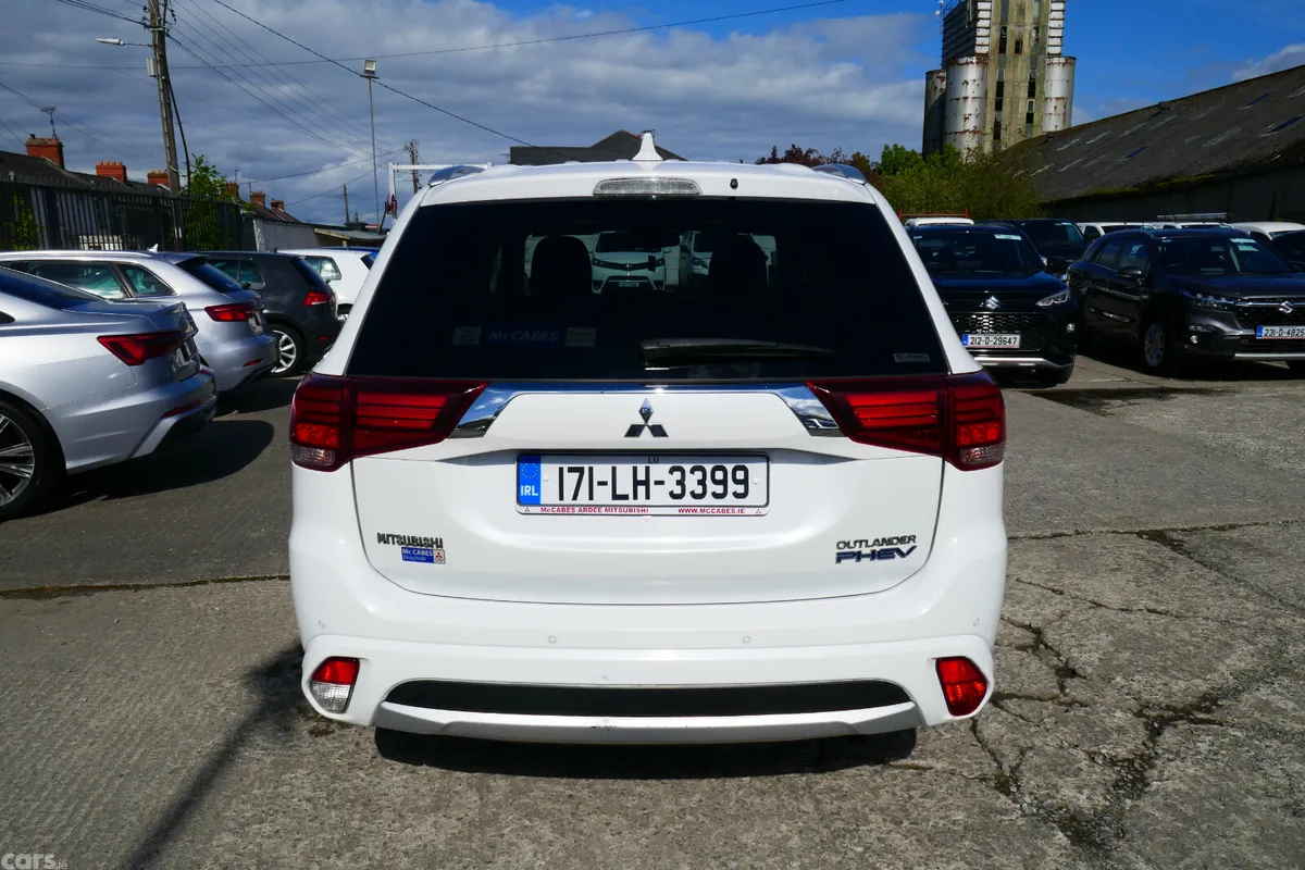 Mitsubishi Outlander SUV, Petrol Hybrid, 2017, White