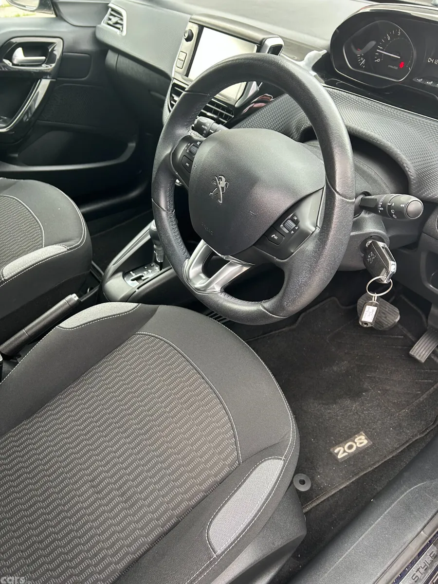 Peugeot 208 Hatchback, Petrol, 2016, Red