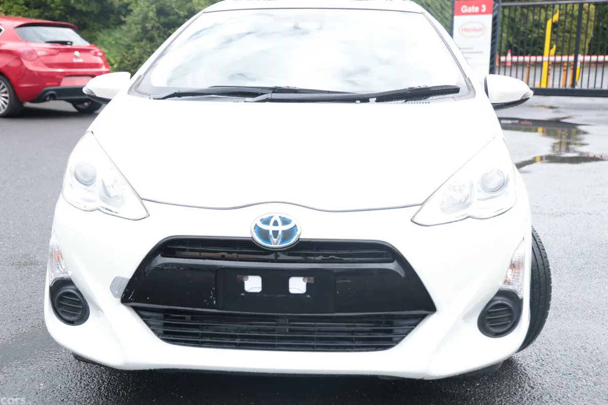Toyota Aqua Hatchback, Petrol Hybrid, 2016, White