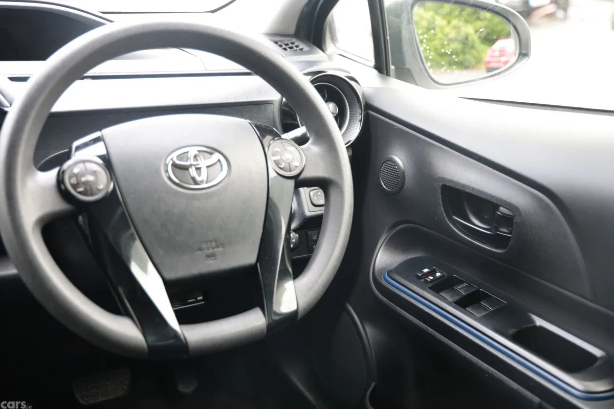 Toyota Aqua Hatchback, Petrol Hybrid, 2016, White