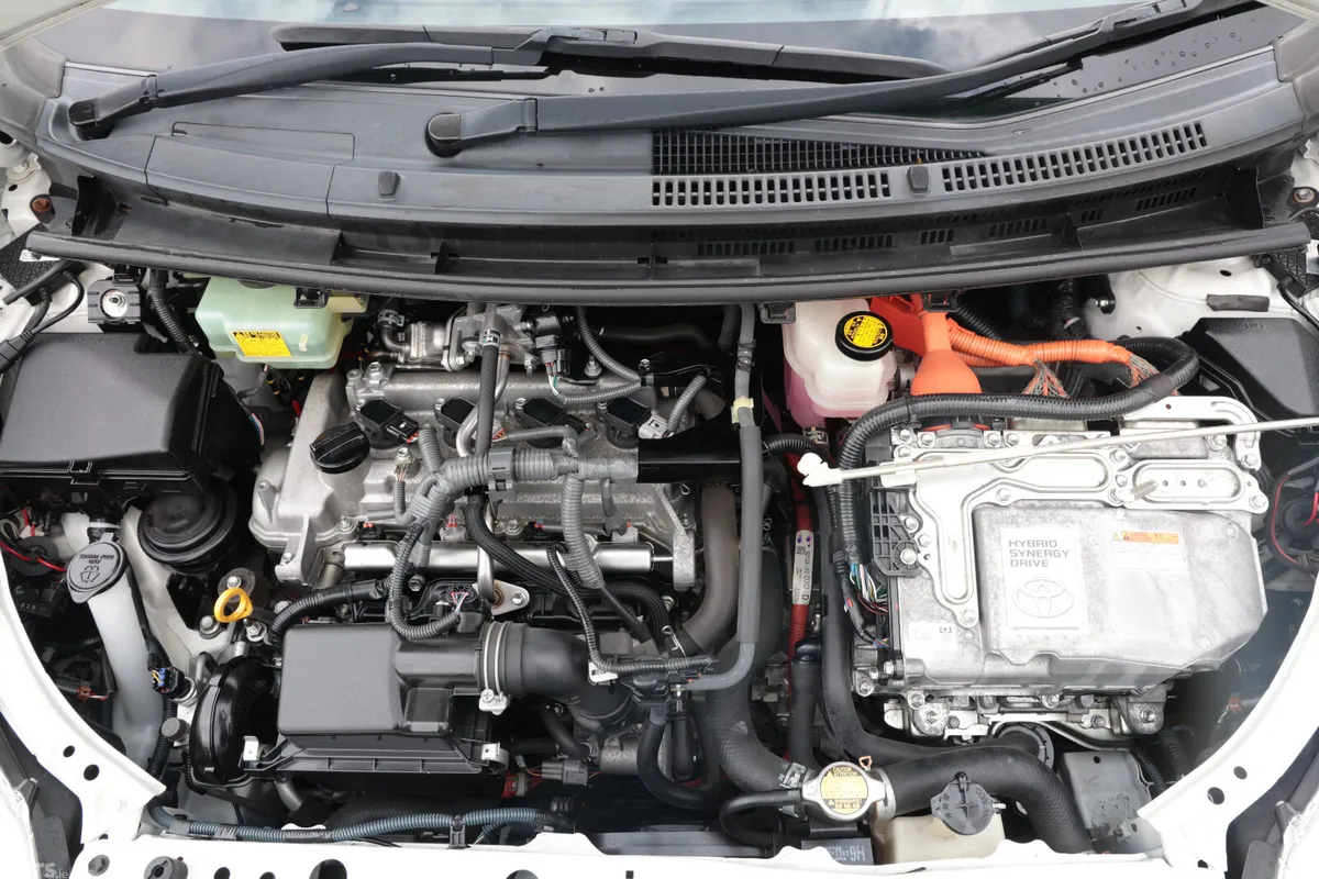 Toyota Aqua Hatchback, Petrol Hybrid, 2016, White