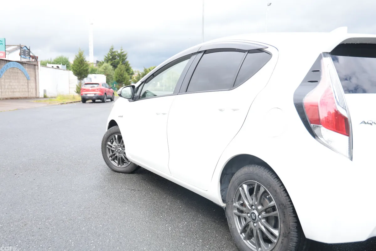 Toyota Aqua Hatchback, Petrol Hybrid, 2016, White