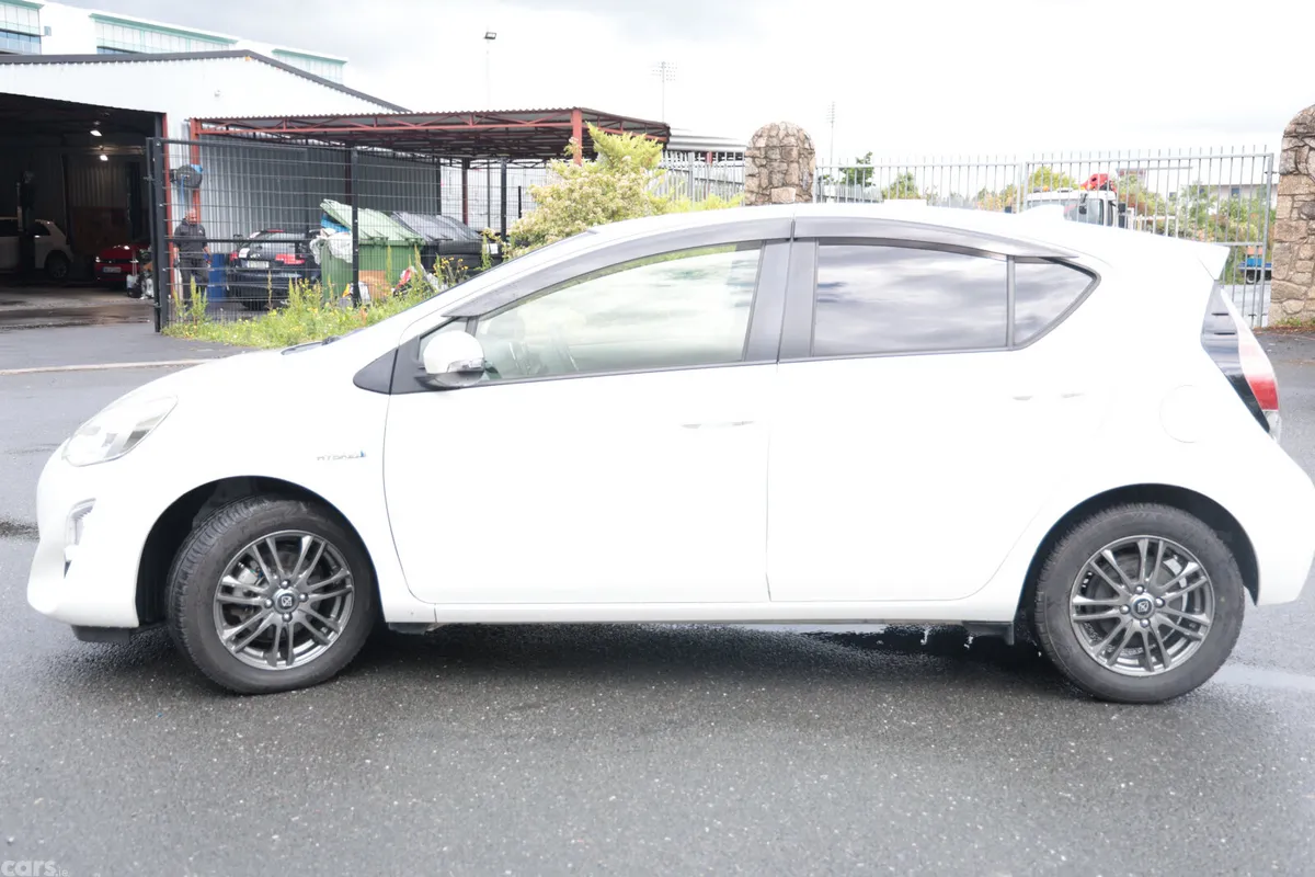 Toyota Aqua Hatchback, Petrol Hybrid, 2016, White