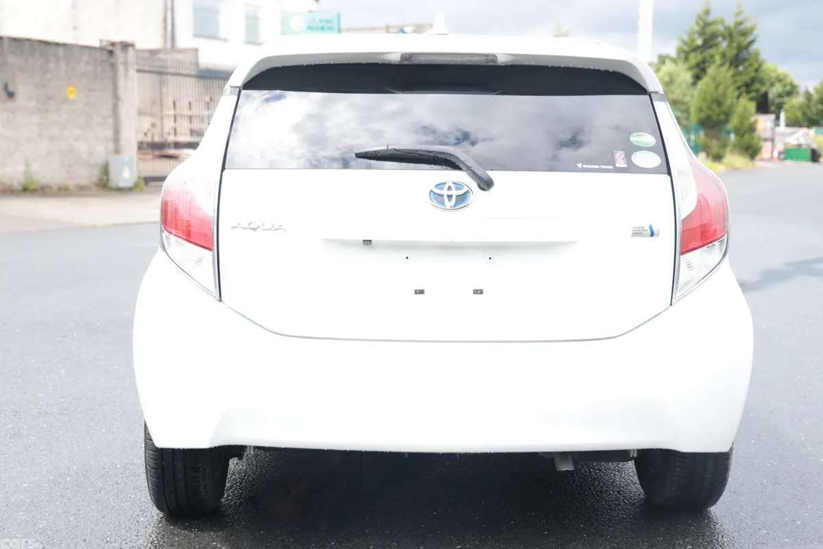 Toyota Aqua Hatchback, Petrol Hybrid, 2016, White