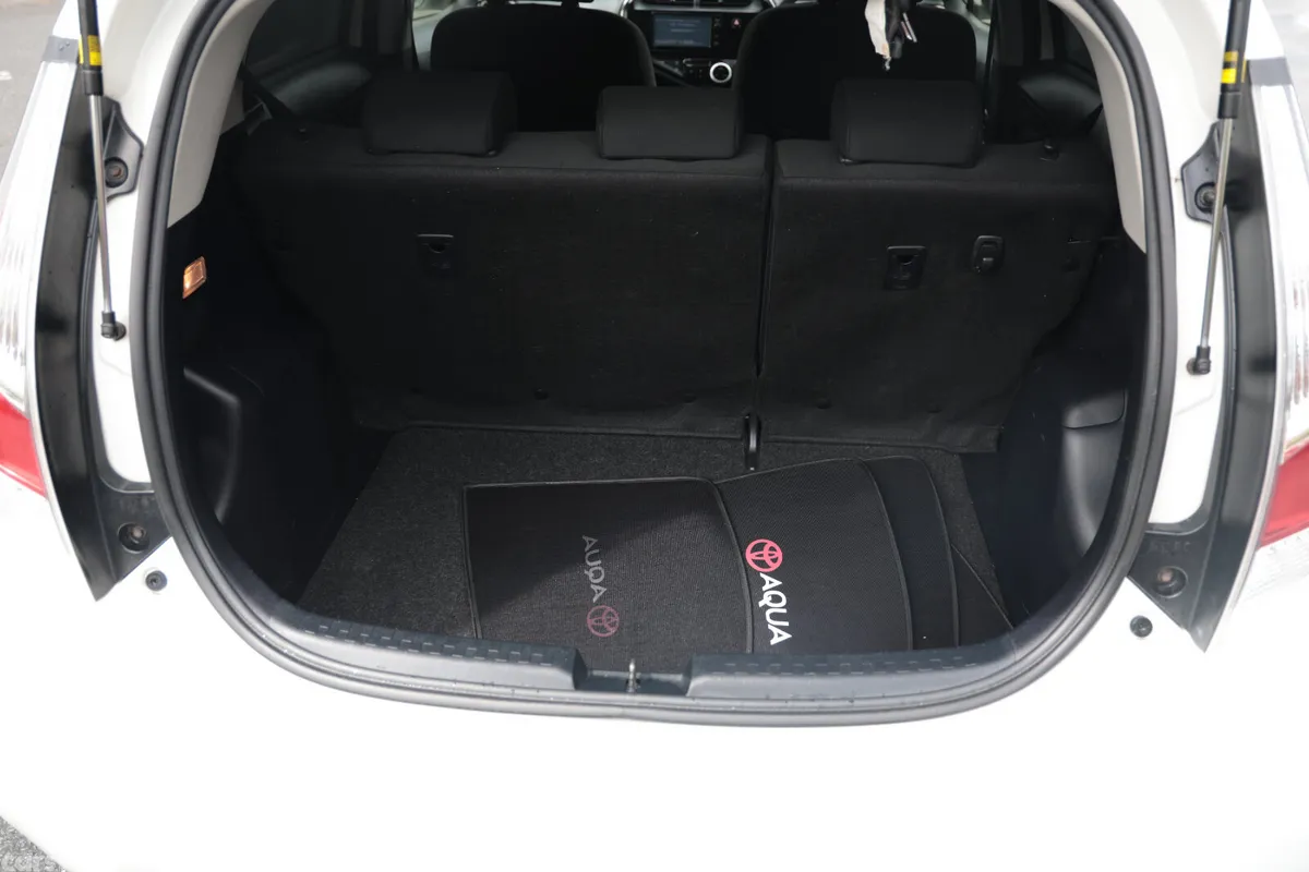 Toyota Aqua Hatchback, Petrol Hybrid, 2016, White
