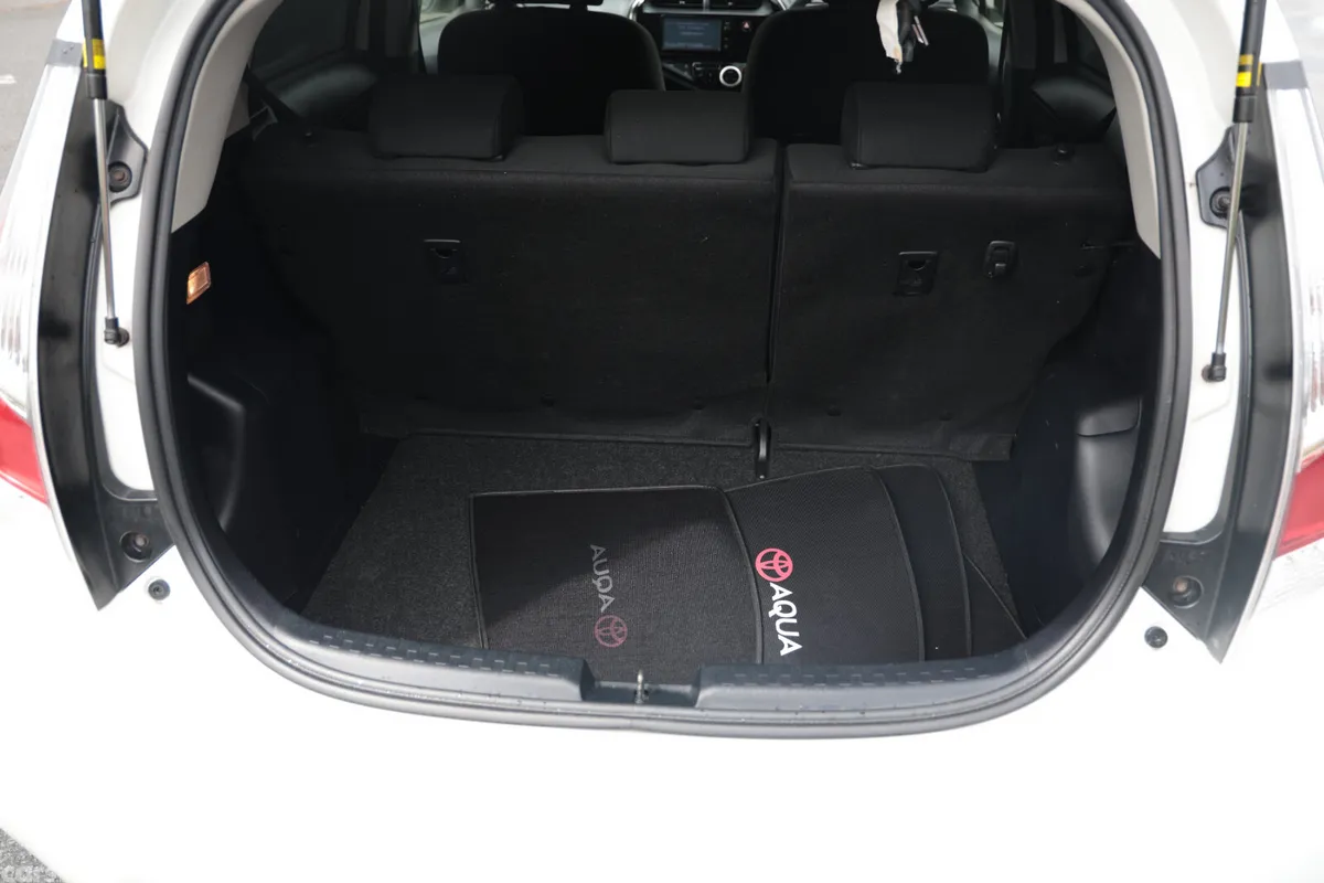 Toyota Aqua Hatchback, Petrol Hybrid, 2016, White