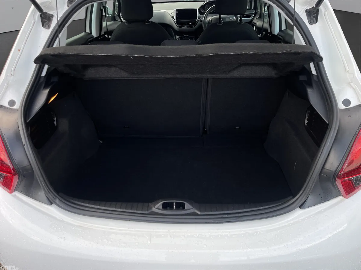Peugeot 208 Hatchback, Petrol, 2018, White