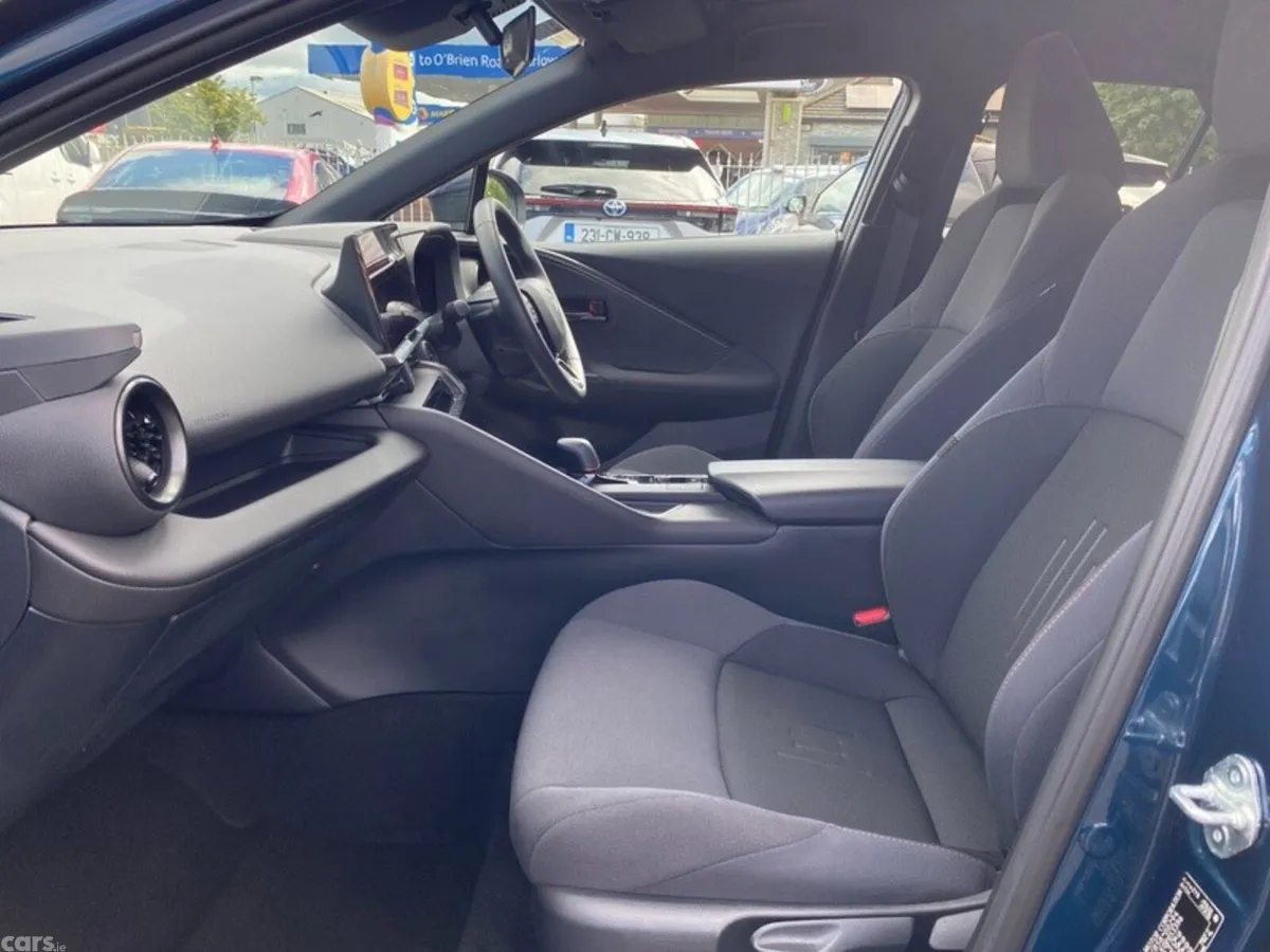 Toyota C-HR SUV, Petrol Hybrid, 2024, Blue