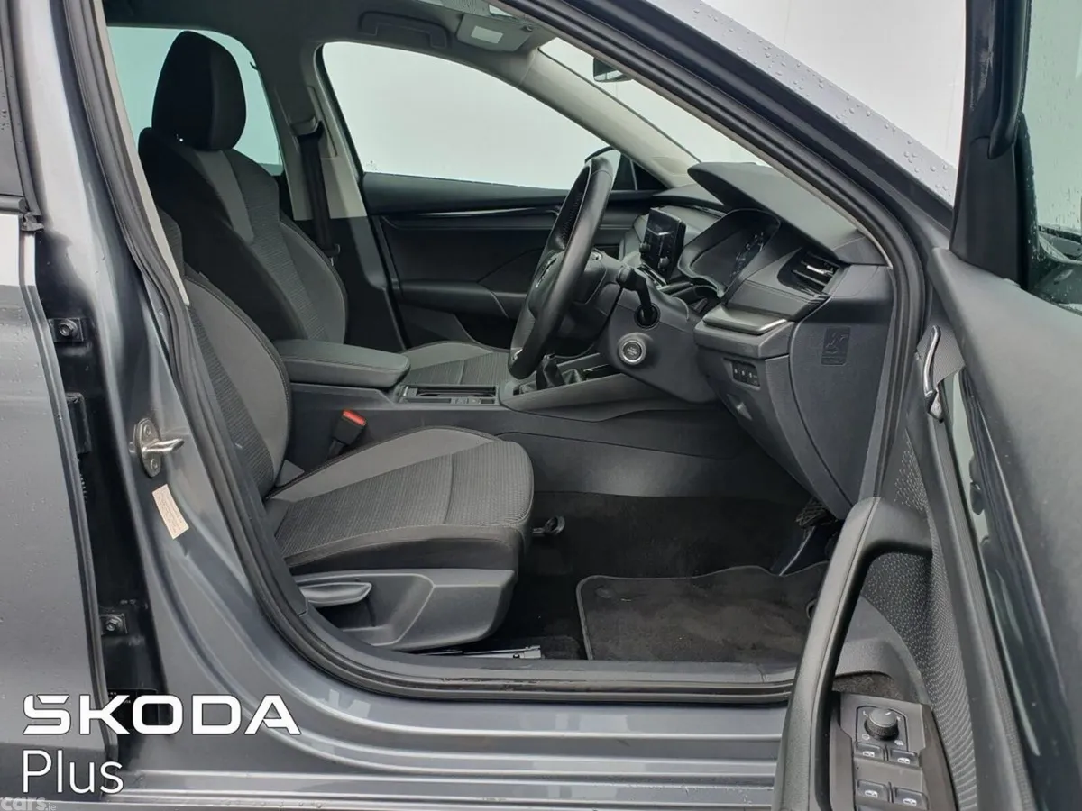 Skoda Octavia Estate, Petrol, 2024, Grey