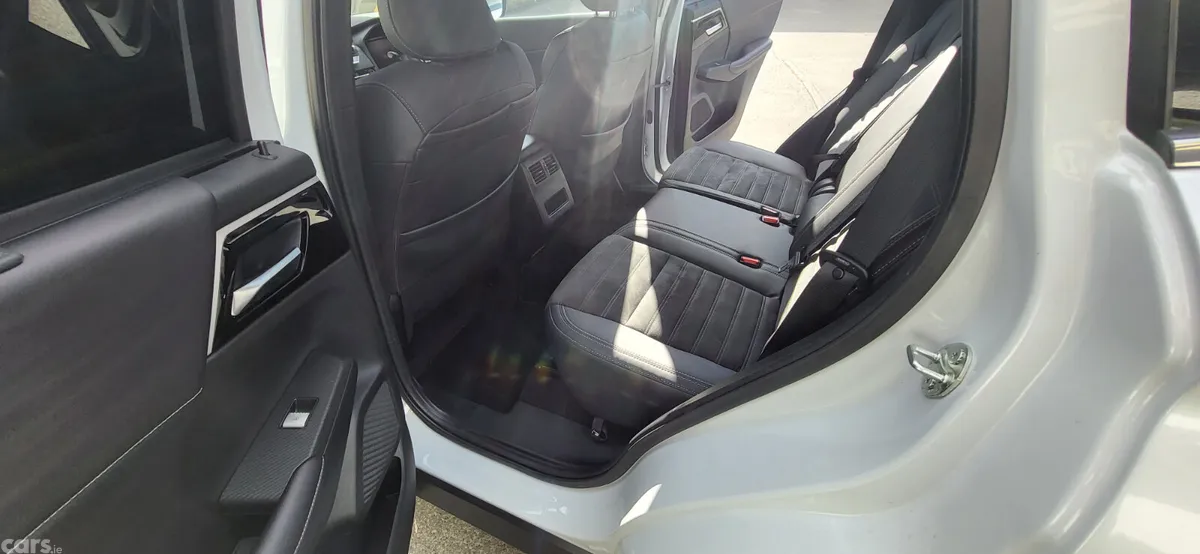 Mitsubishi Outlander SUV, Petrol Plug-in Hybrid, 2023, White