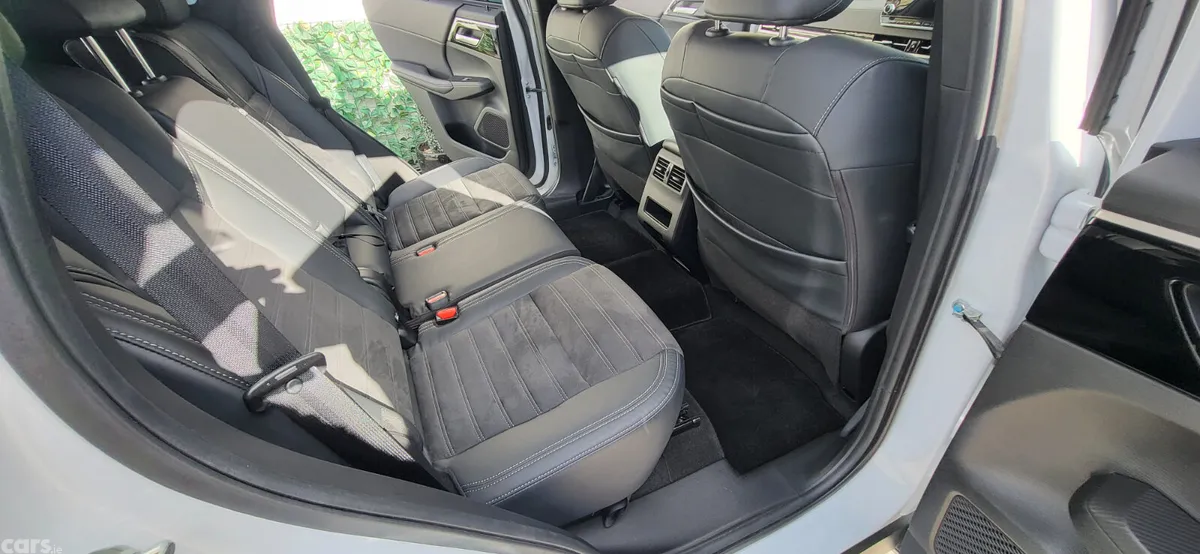 Mitsubishi Outlander SUV, Petrol Plug-in Hybrid, 2023, White