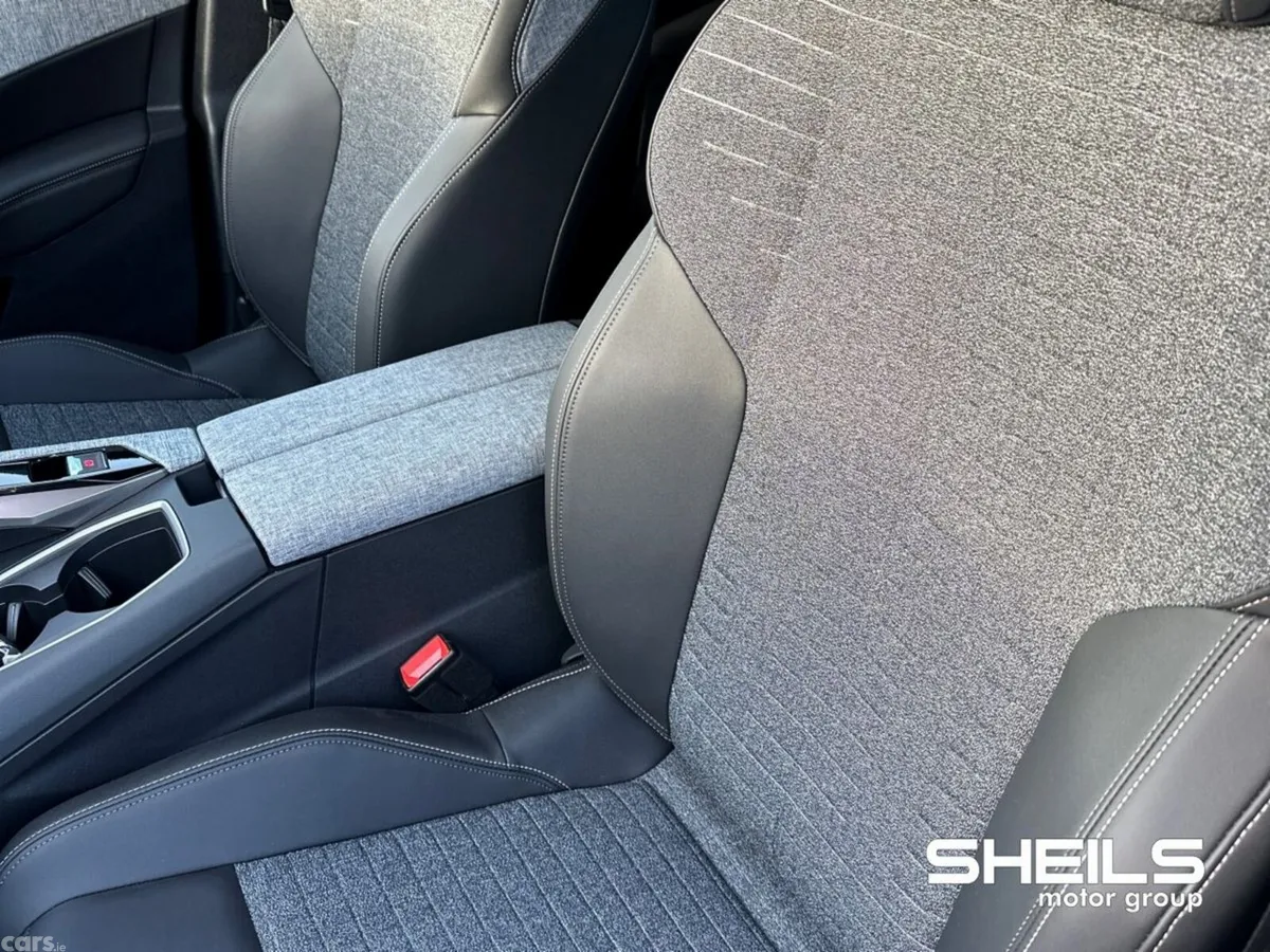 Peugeot 5008 MPV, Petrol, 2026, Grey