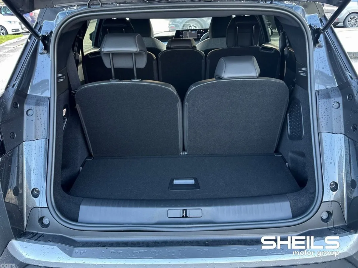 Peugeot 5008 MPV, Petrol, 2026, Grey